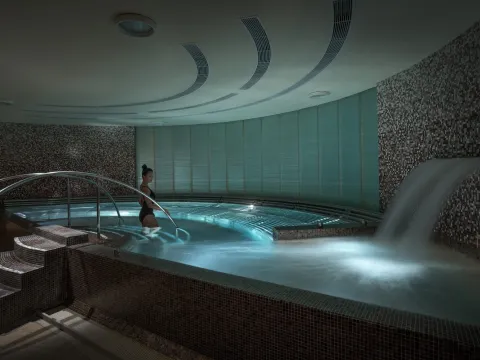 Four Seasons Hotel Hong Kong